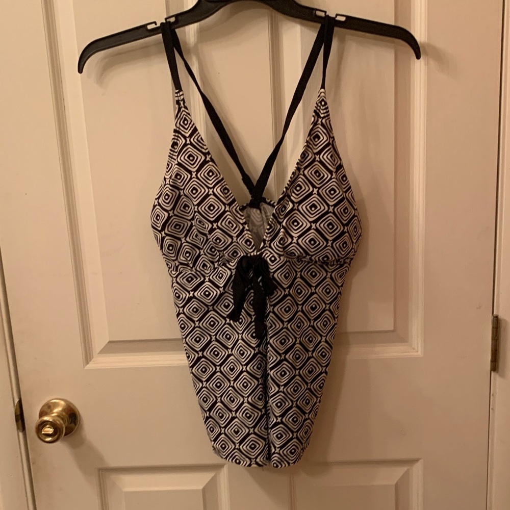 Plus Size (16) Black and White Geometric Swimsuit Top.